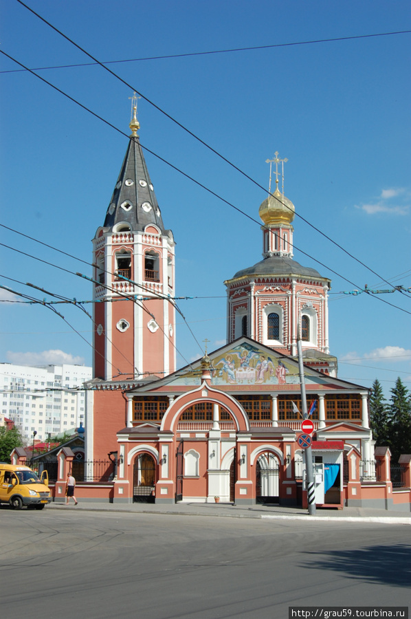 На Музейной площади находится действующий православный Троицкий собор, являющийся древнейшим из сохранившихся зданий Саратова. Саратов, Россия