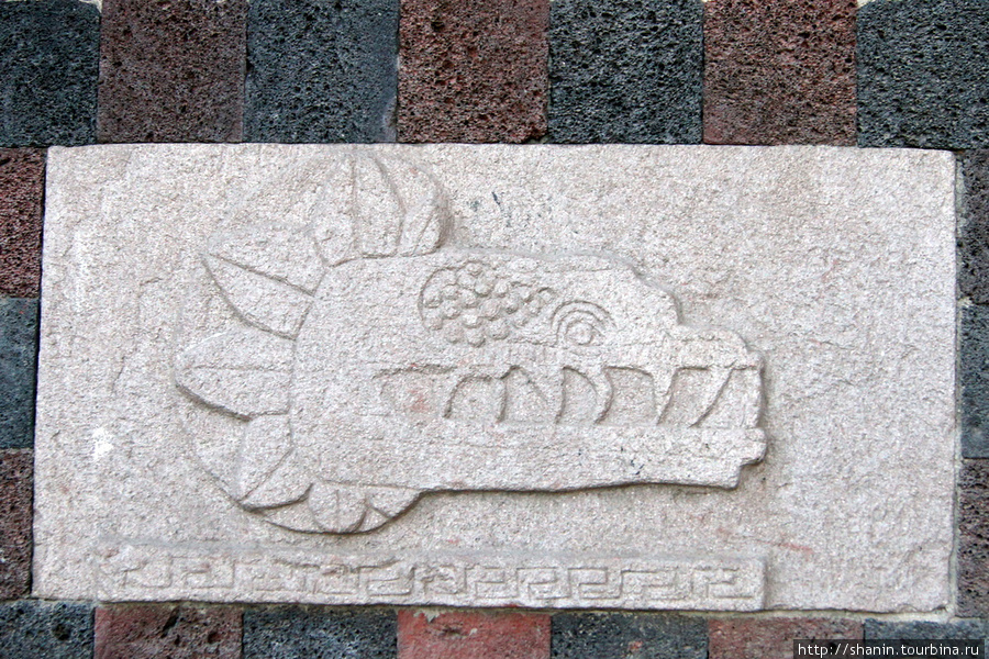 Знак на памятнике индейцу Теотиуакан пре-испанский город тольтеков, Мексика