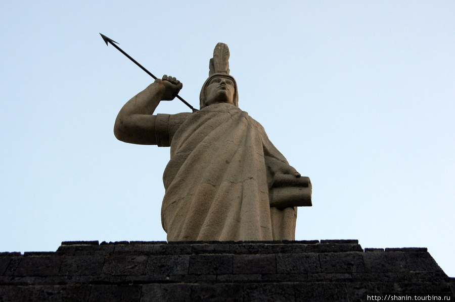 Памятник индейцу на центральной площади (не в центре площади, а в начале ведущей в сторону монастыря улочки). Теотиуакан пре-испанский город тольтеков, Мексика