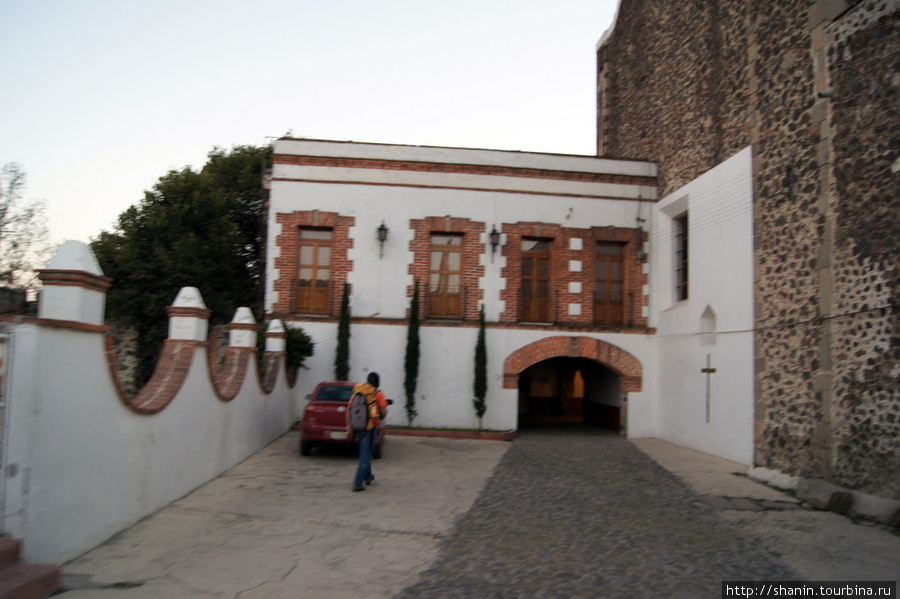На территории монастыря Теотиуакан пре-испанский город тольтеков, Мексика