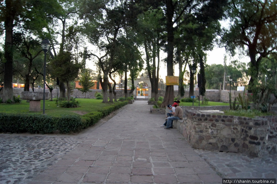 Монастырский дворик перед входом в церковь Теотиуакан пре-испанский город тольтеков, Мексика