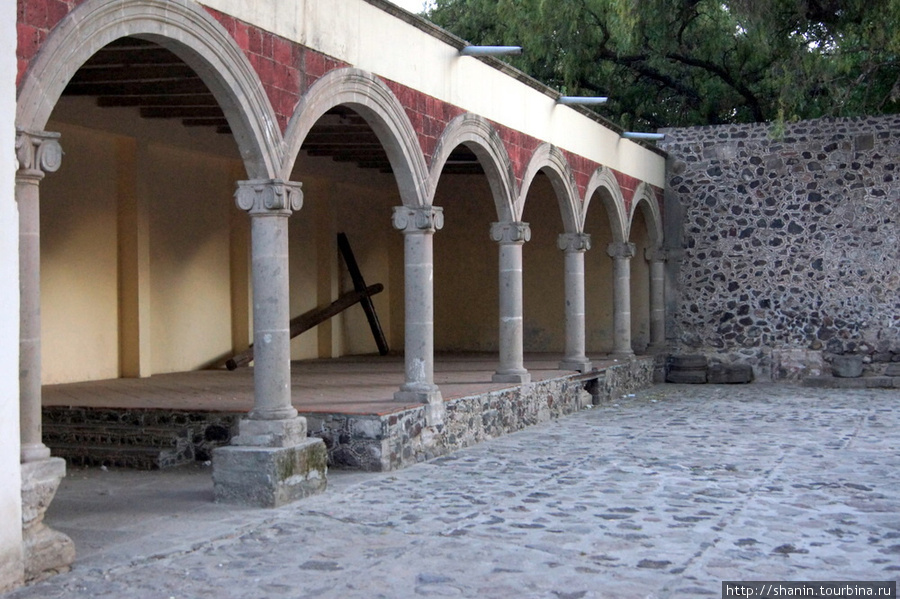 Внутренний монастырский дворик Теотиуакан пре-испанский город тольтеков, Мексика