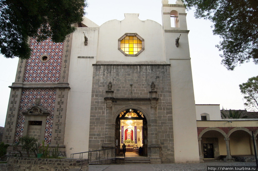Фасад монастырской церкви Теотиуакан пре-испанский город тольтеков, Мексика