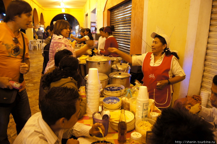 По вечерам местные жители питаются в уличных кухнях у рынка Теотиуакан пре-испанский город тольтеков, Мексика