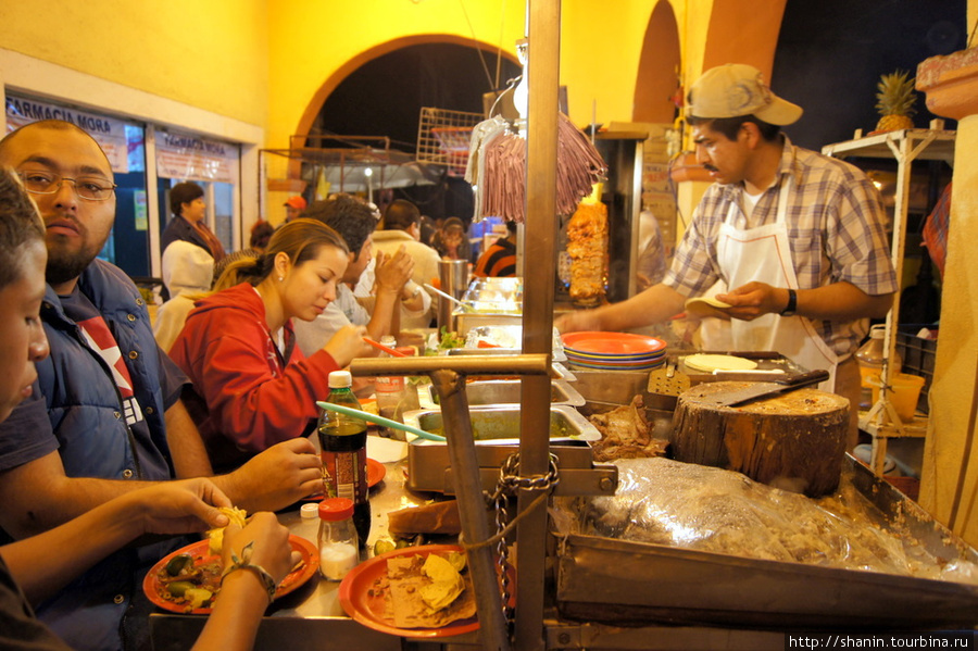 Народу всегда много — готовят дешево и вкусно Теотиуакан пре-испанский город тольтеков, Мексика