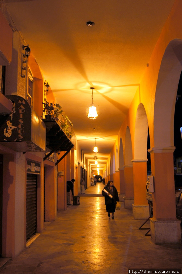 Вечером Теотиуакан пре-испанский город тольтеков, Мексика