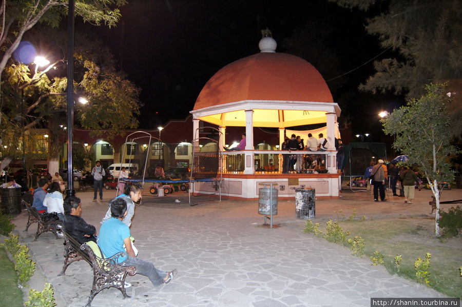 Вечер на центральной площади Теотиуакан пре-испанский город тольтеков, Мексика