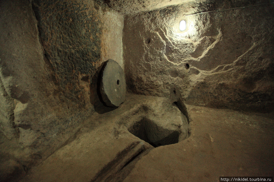 подземные помещения в монастыре Eski Gumusler Деринкую, Турция