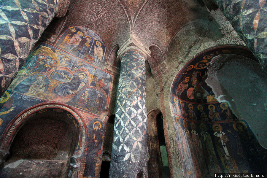 храм с фресками в монастыре Eski Gumusler Деринкую, Турция