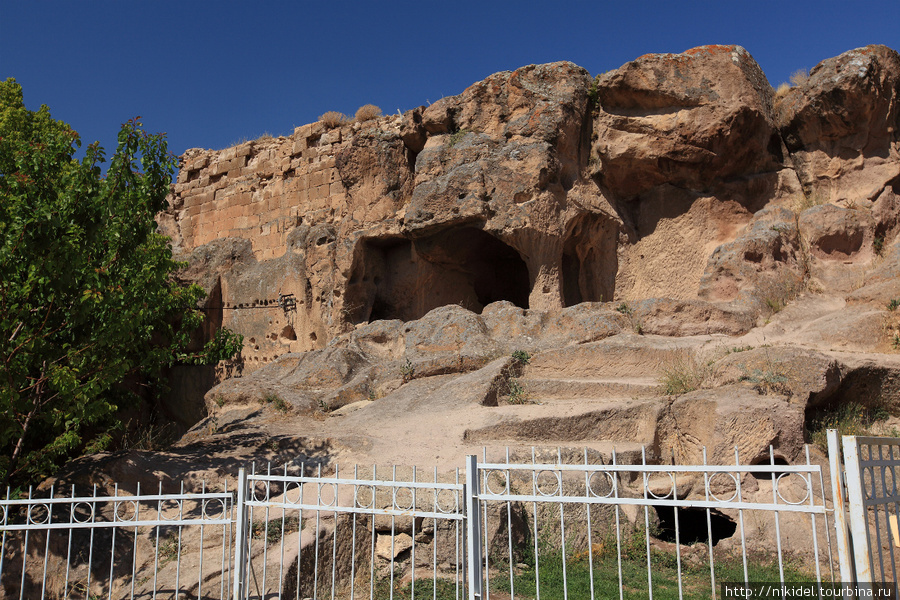 пещерный город рядом с монастырем Eski Gumusler Деринкую, Турция