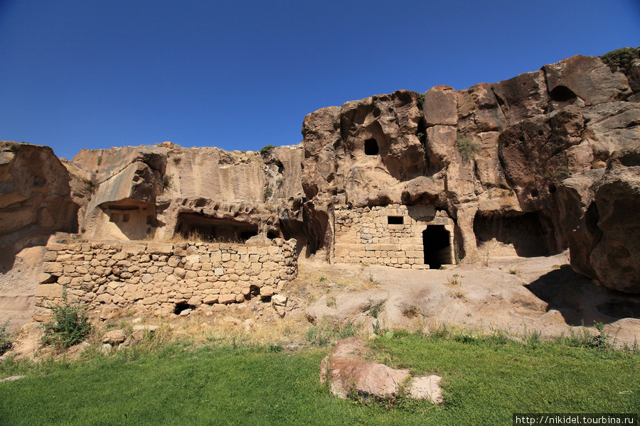 пещерный город рядом с монастырем Eski Gumusler Деринкую, Турция