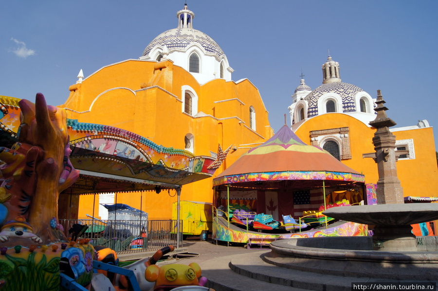 Вид на собор с центральной площади Тласкала-де-Хикотенкатль, Мексика
