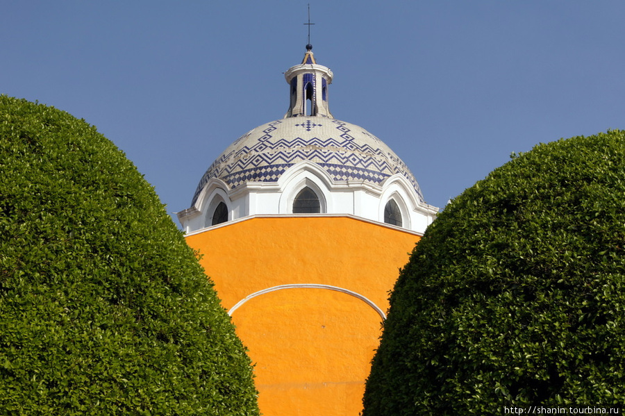 Деревья перед собором Тласкала-де-Хикотенкатль, Мексика
