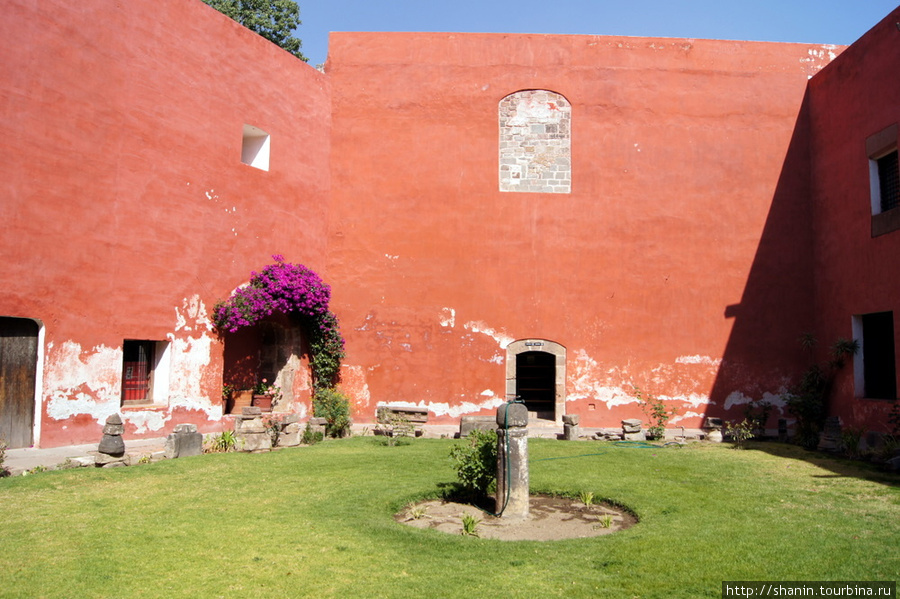 Во дворе Краеведческого музея Тласкала-де-Хикотенкатль, Мексика