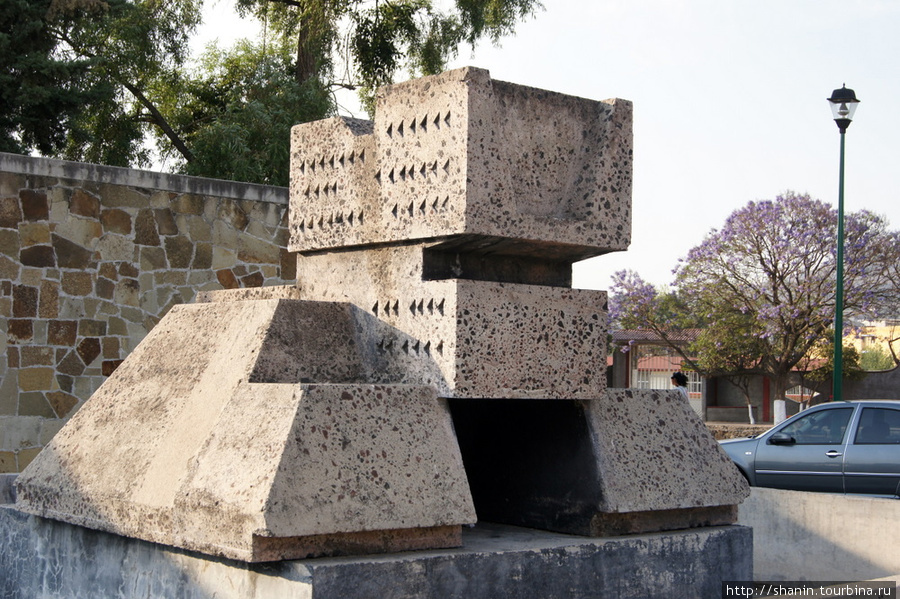 Памятник на берегу реки Тласкала-де-Хикотенкатль, Мексика