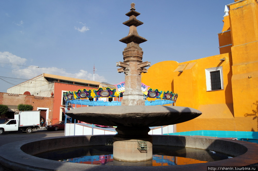 Фонтан перед собором Тласкала-де-Хикотенкатль, Мексика