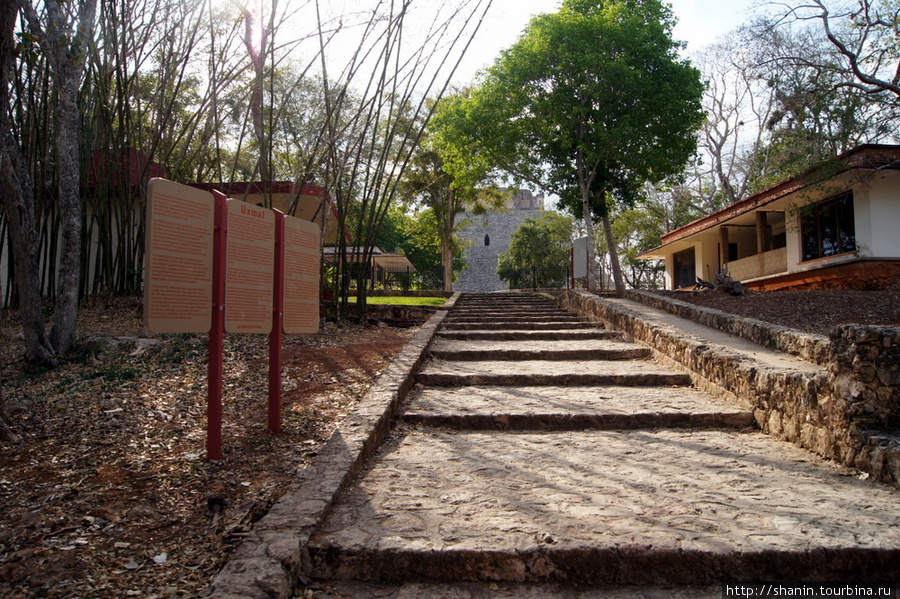 Дорога от входа на руины Ушмаля к главной площади древнего города майя Ушмаль, Мексика