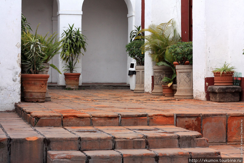 Бывший госпиталь и монастырь. Ныне — музей и художественная школа. Тлакепак, Мексика
