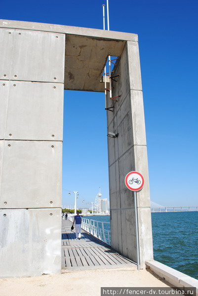 Конструкция непонятного назначения практически в середине пути Лиссабон, Португалия