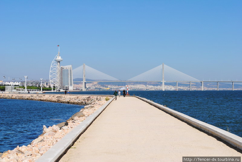 Снова башня и мост Васко-да-Гама Лиссабон, Португалия