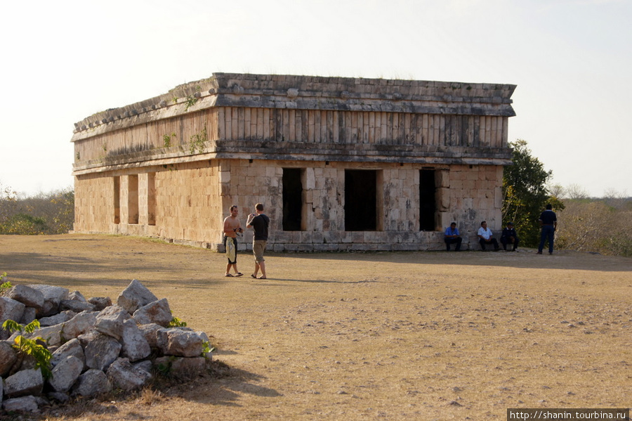 Здание у дворца — на краю обрыва Ушмаль, Мексика