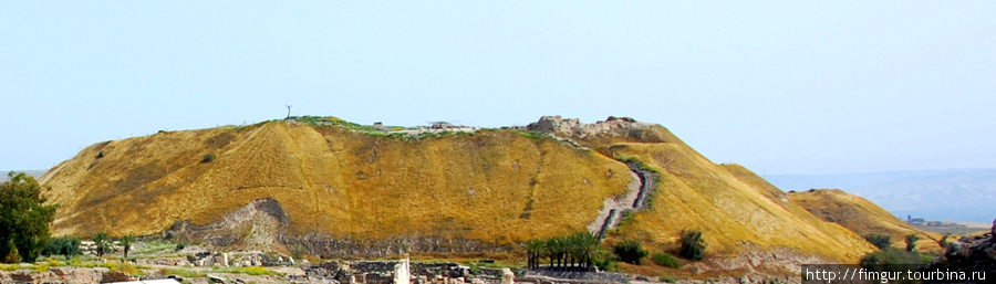 Бейт Шаан.Холм на котором раскопали руины храма и дворца наместника египетского фараона. Бейт-Шеан, Израиль