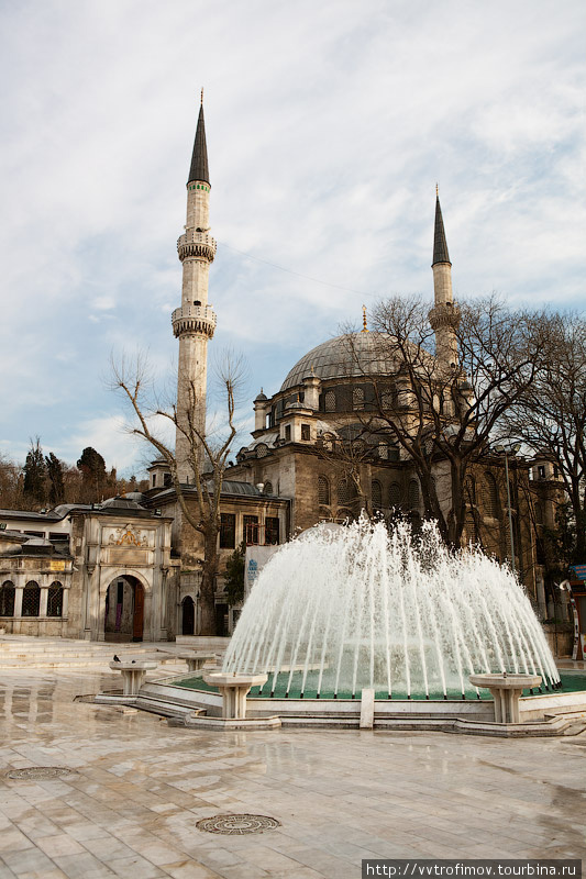 Мечеть Султана Эйюпа внизу холма Стамбул, Турция