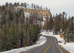 Безупречная по качеству дорога приводит к нему сразу после Белой Скалы примерно через 6 миль после каньона Bridge.