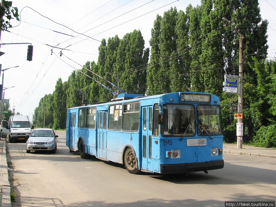 Троллейбус редкость,а вот маршрутки одна за другой. Николаев, Украина