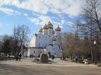 16 апреля 2011. Успенский собор на Стрелке  и камень основания Ярославля