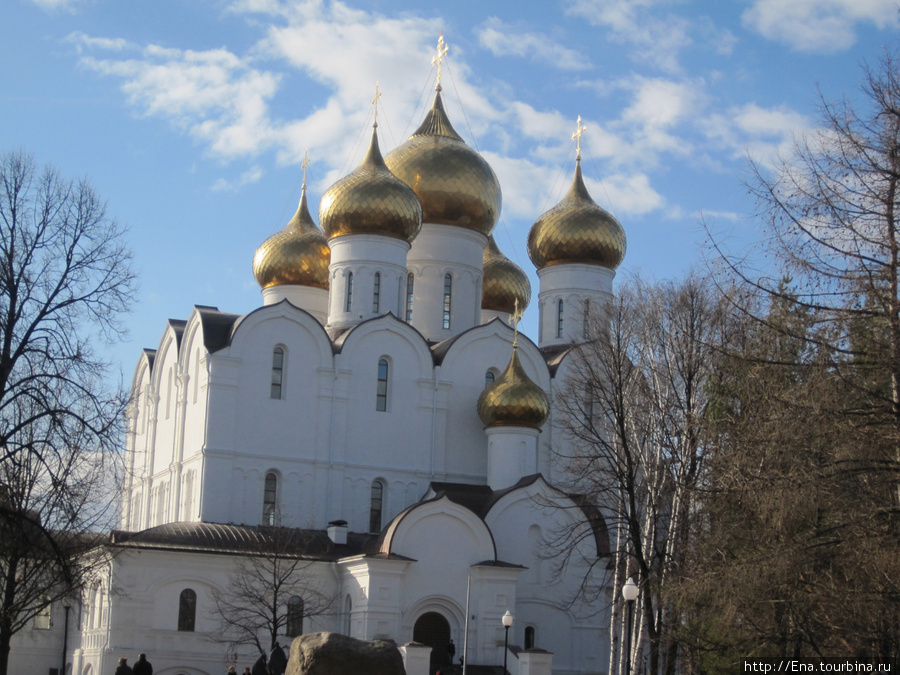 16 апреля 2011. Купола Успенского собора в апрельском небе Ярославль, Россия