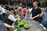 Жители городка Цычикоу учат туристов готовить цзунцзы в празник Дуаньу (праздник лета) .