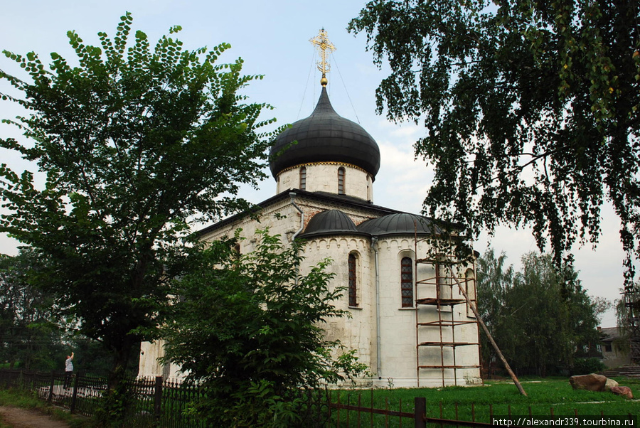 Георгиевский собор был построен в 1230-1234 гг. на месте древнего собора 1152г., заложенного Юрием Долгоруким, разрушенного землетрясением. В середине 1460-х гг. собор обрушился, но не целиком. Полностью восстановить картины из рельефных изображений реставраторам Ивана III не удалось. Поэтому некоторые камни в кладке находятся не на своих местах. В этом виде собор дошел до наших дней. Юрьев-Польский, Россия