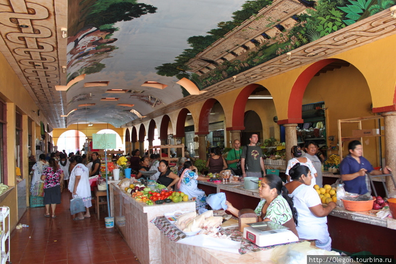 Потолок базарчика рассказывает о жизни индейцев Муна, Мексика