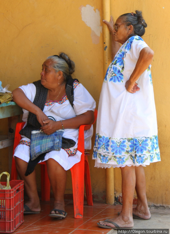 Местные женщины в национальном наряде Муна, Мексика
