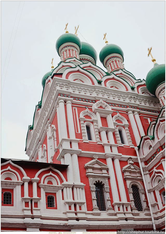 С разных сторон церковь выглядит очень по-разному. Обратите внимание на наличники нижних двух окон. Москва, Россия