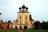 Надвратная Сретенская церковь — вид с внутренней территории.
