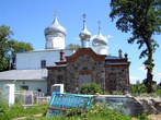 Позже в 1753 -1758 годах пристроен Северный Покровский придел, а в 1903-1904 годах сооружен одноглавый южный Казанский придел.