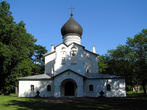 Свято-Державный Димитровский собор в крепости Гдова построен в ХХ веке на месте уничтоженного храма, построенного в XVI веке.