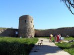 От старой изборской крепости полностью сохранилась только башня Луковка, построенная между 1302-1330 годами.
