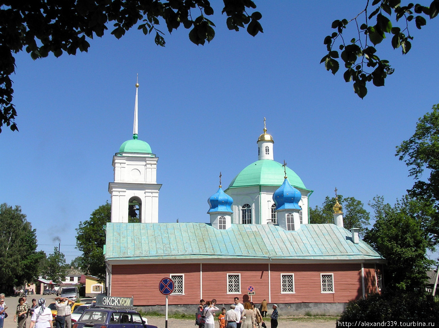 Рядом с российско-эстонской границей расположен Псково-Печерский монастырь, основанный в 1473 году. Псковская область, Россия