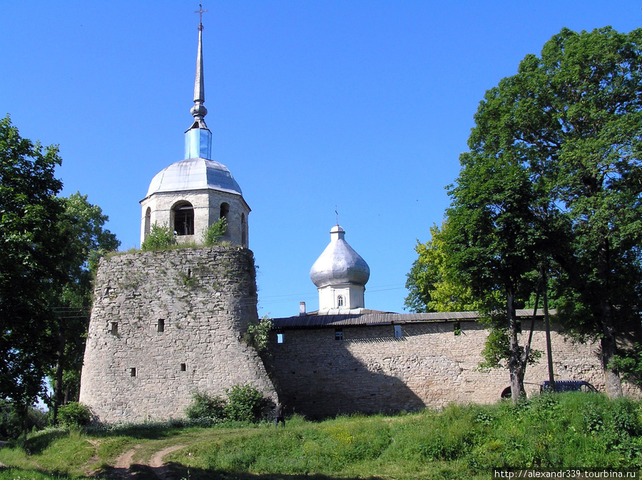 Каменная крепость, стоящая на берегу Шелони, сохранилась в неизменном виде с 1430 года. Псковская область, Россия