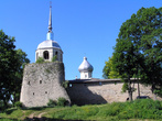 Каменная крепость, стоящая на берегу Шелони, сохранилась в неизменном виде с 1430 года.