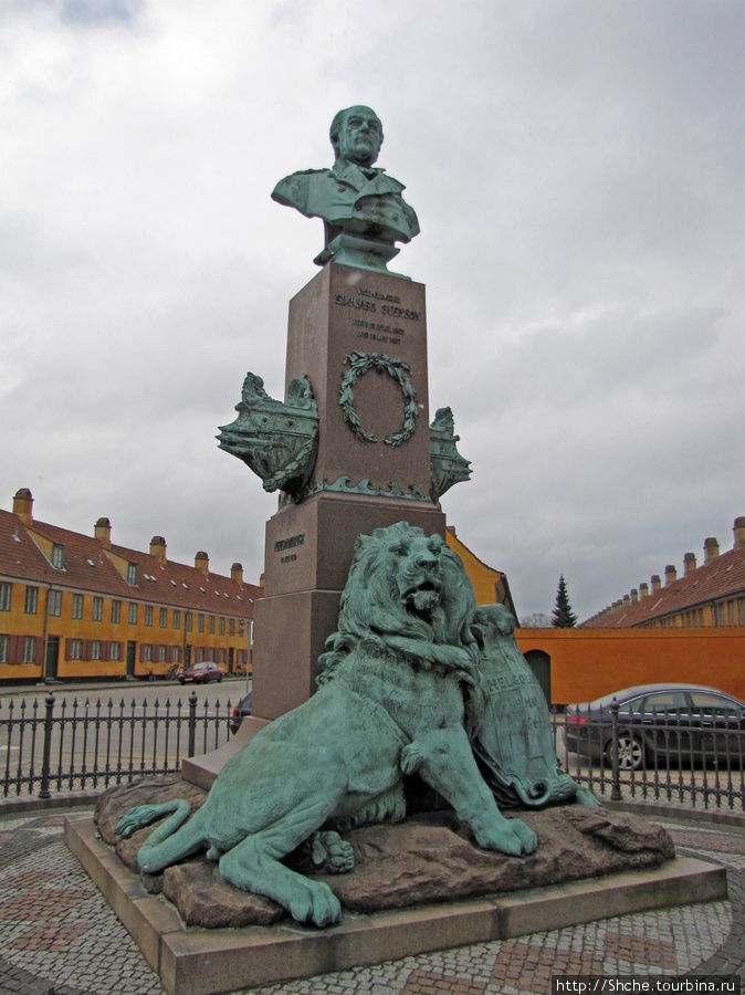 Наверное, вице-адмирал Stenson сделал что-то важное для страны, памятник красивый изваяли, но поставили в районе Nyboder в окружении цехов легкой промышленности. Вот так как-то... Копенгаген, Дания