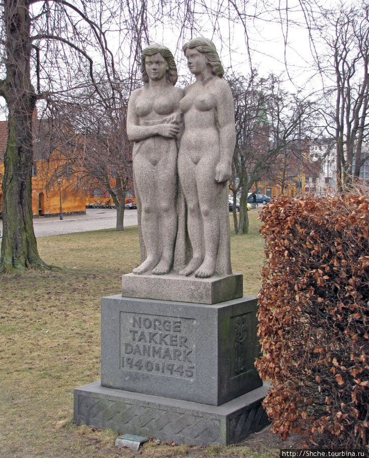 А здесь вообще не понятно. Надпись:  Норвегия благодарна Дании 1940-1945. Типа сестры, но почему голые? Памятник на проспекте Oslo Plads Копенгаген, Дания