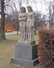 А здесь вообще не понятно. Надпись:  Норвегия благодарна Дании 1940-1945. Типа сестры, но почему голые? Памятник на проспекте Oslo Plads