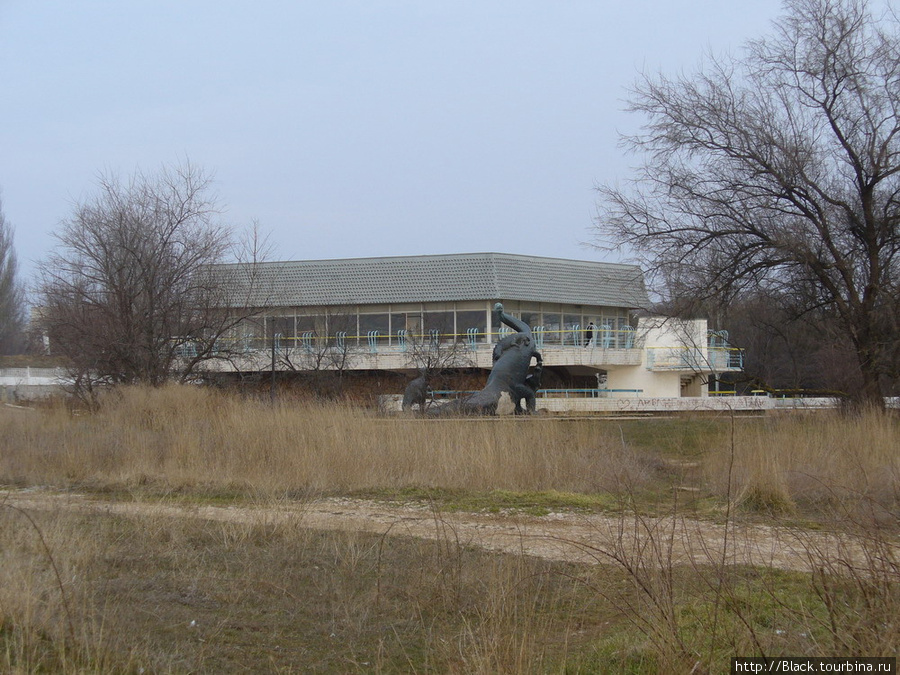 Бювет и скульптурная группа бронтозавров Саки, Россия