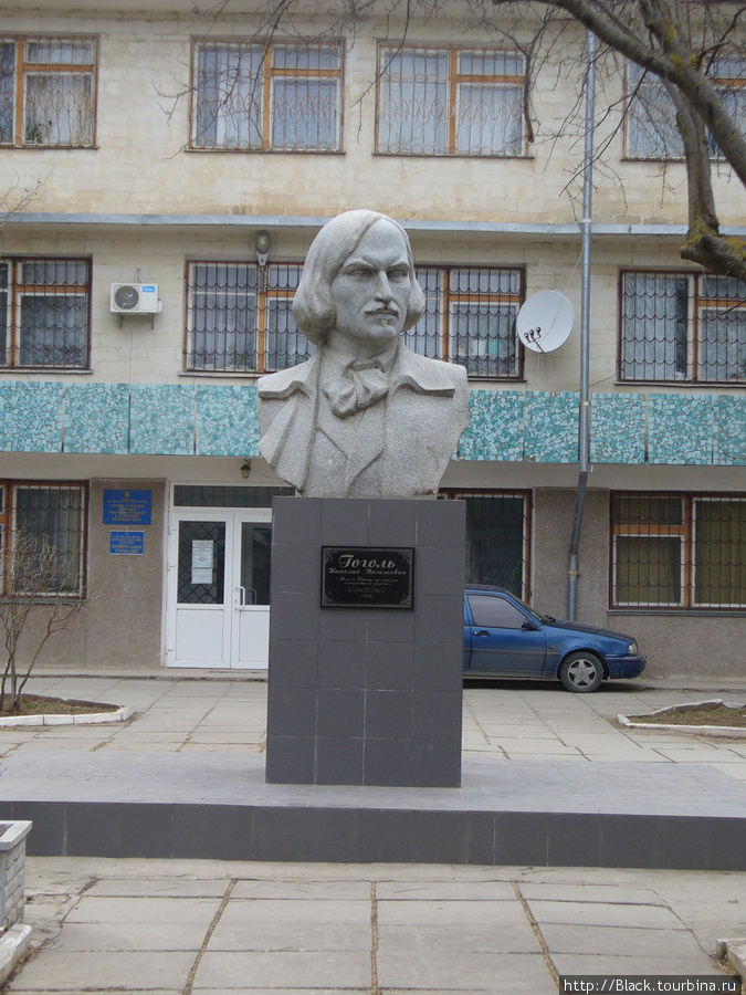 «Еще один» памятник Гоголю Саки, Россия