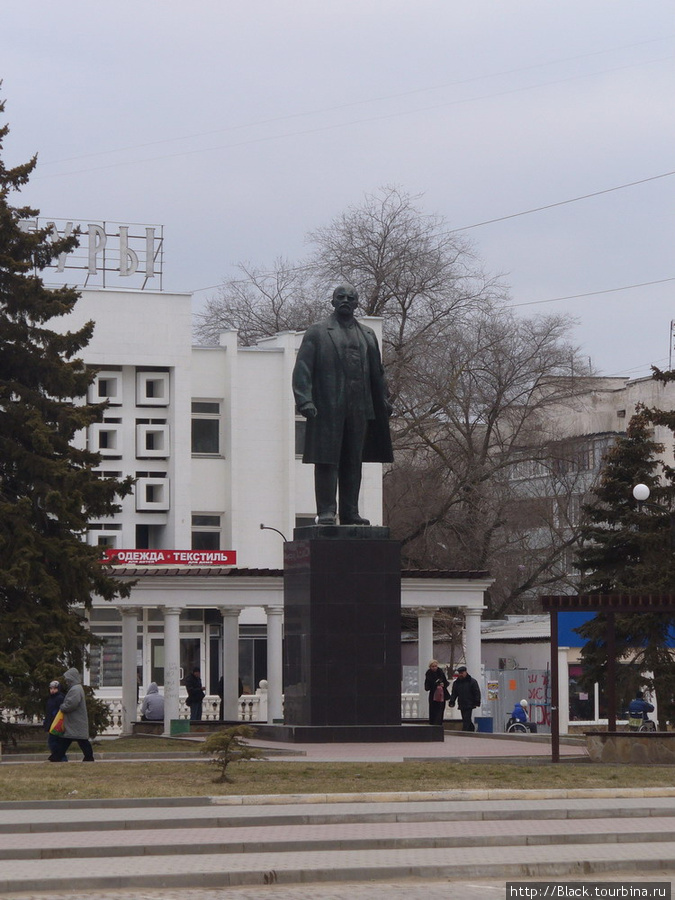 Площадь Революции. Памятник Ленину Саки, Россия