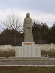 Скульптура скорбящей матери-Родины с венком в левой руке у братских могил советских воинов